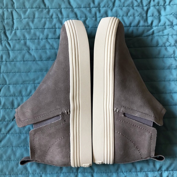 Sneakers - Picture 4 of 8